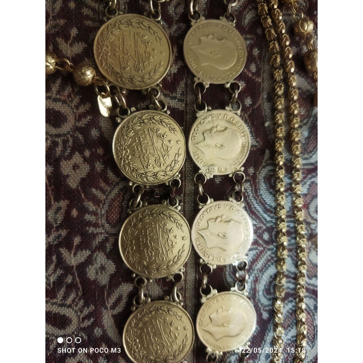 دو عدد دستبند طلا: (سکه قسطنطنیه۱۲۷۷ و سکه روس)