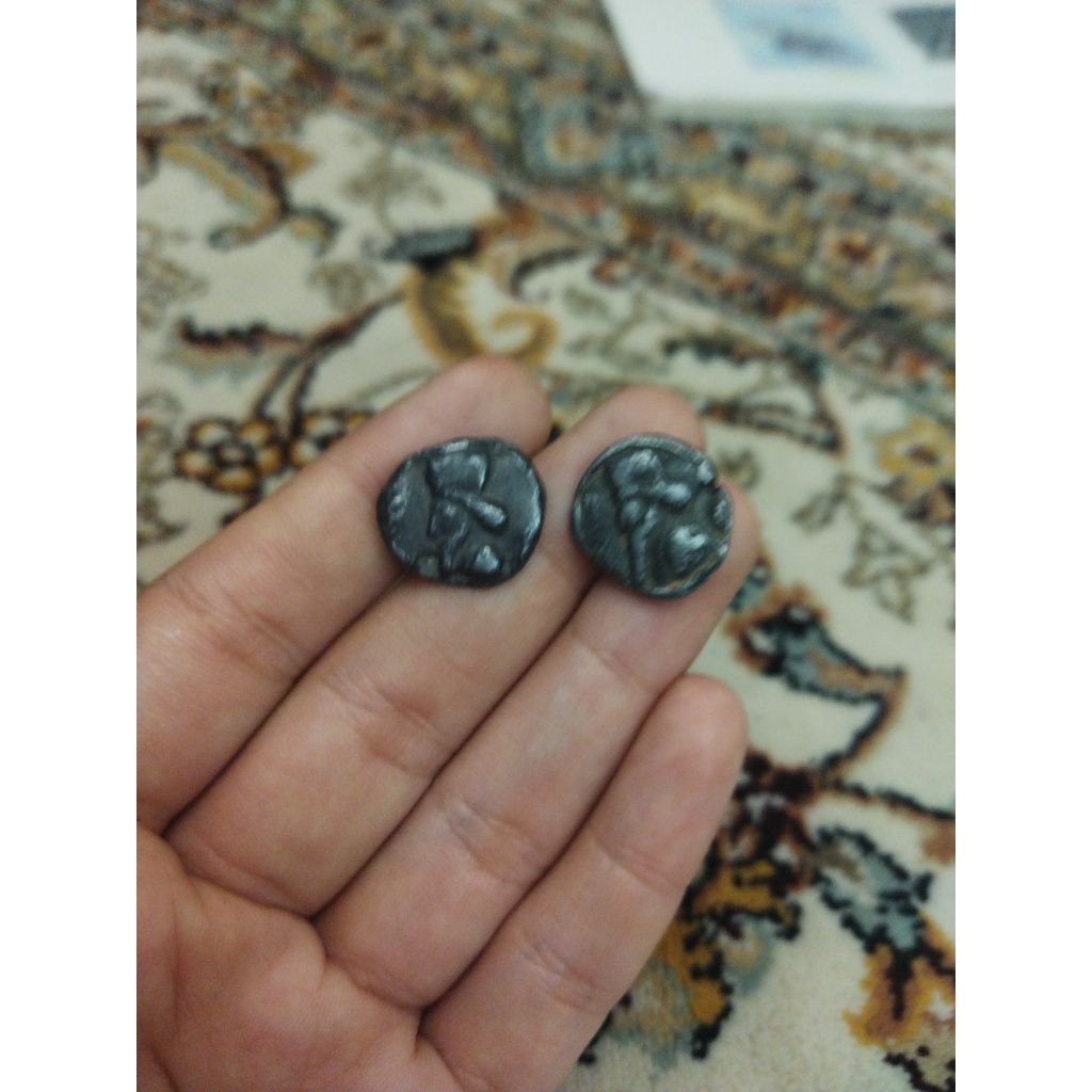 سکه و مجسمه سنگی