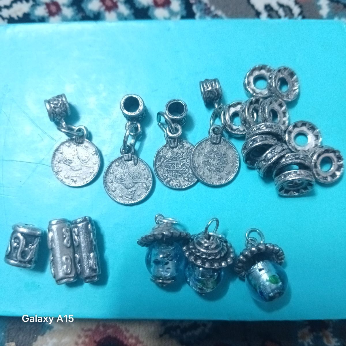 آیا این سکه و گردنبند قدیمی ارزشی دارد